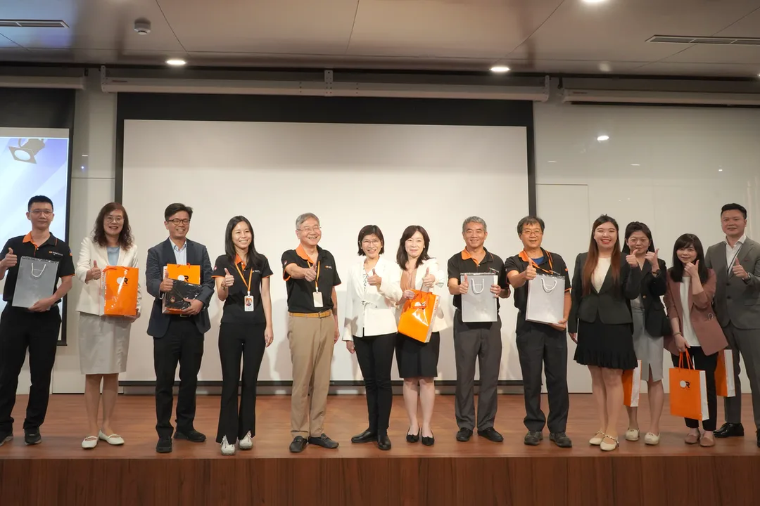 叡揚資訊胡瑞柔事業群總經理(左六)率領團隊與台中精機黃明和董事長(左五)與得獎隊伍合照