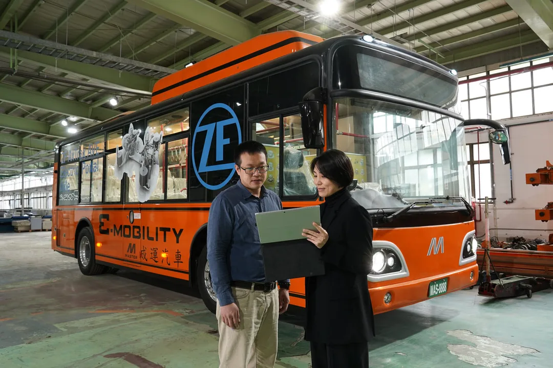 成運汽車商務採購部吳怡儂副總經理（右側）與研發中心洪正賢協理（左側）討論電動車的未來趨勢。圖／叡揚資訊提供
